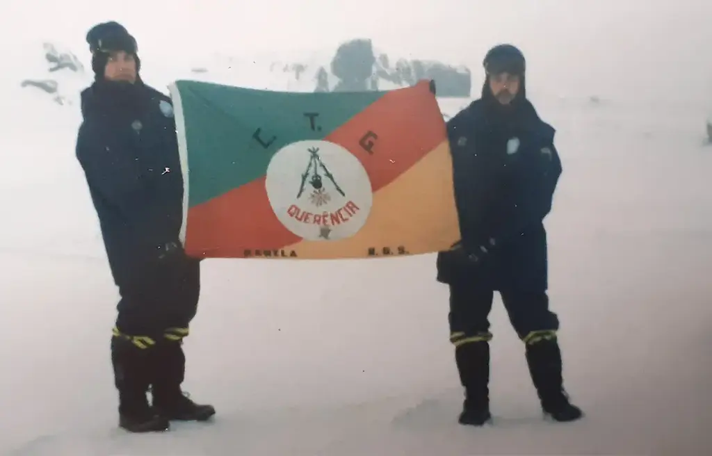 Como levar uma bandeira do CTG Querência à Antártida